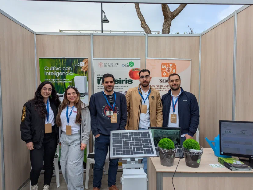 Investigadores enseñando en la Feria Científica