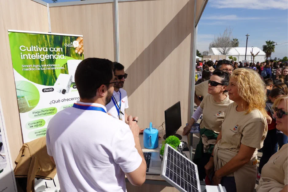 Público en la Feria Científica de Santomera