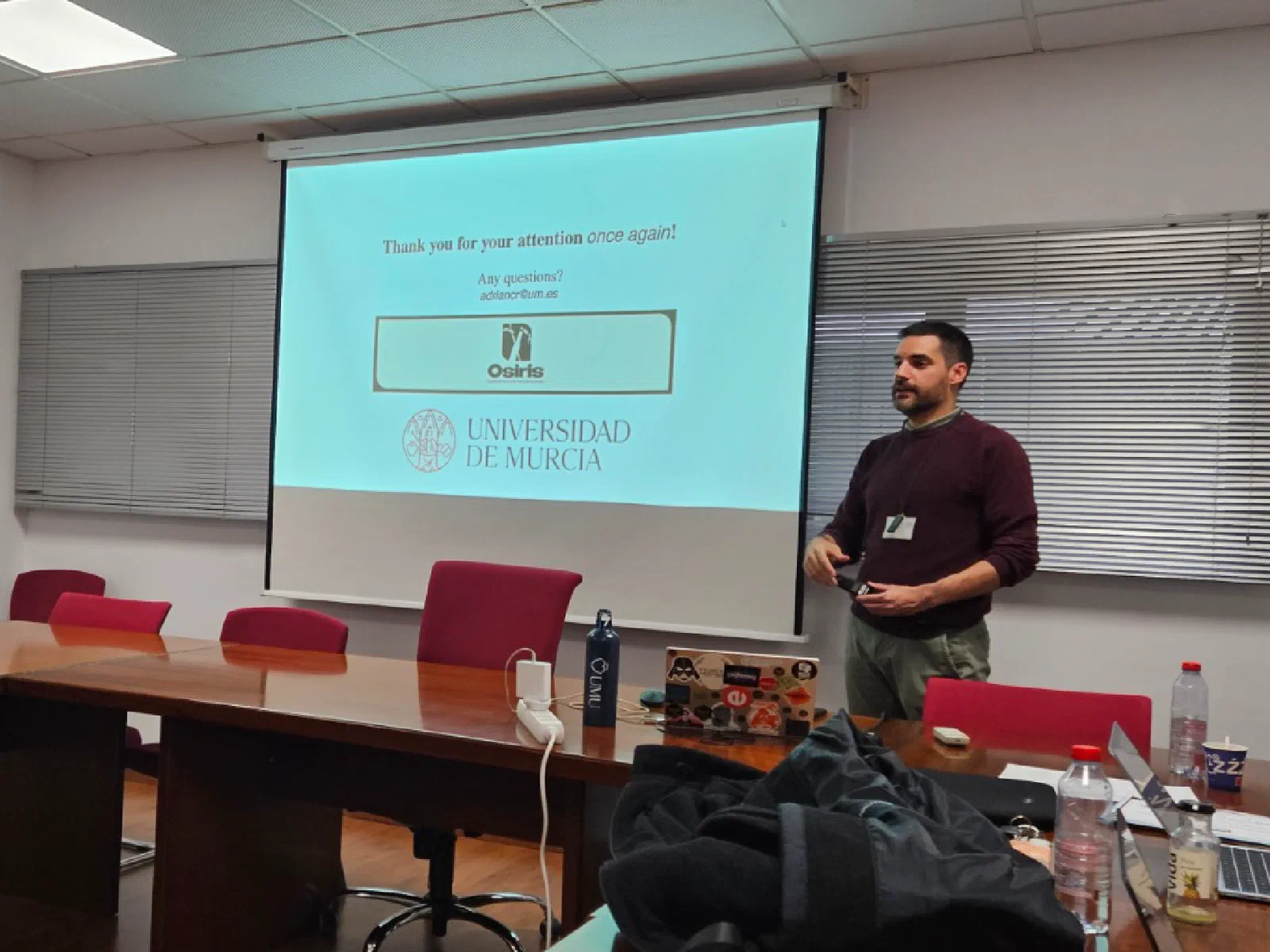 Adrián presentando